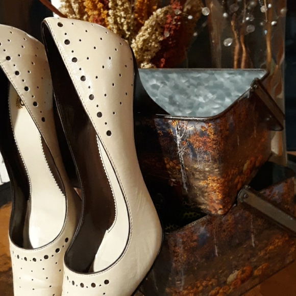 Shoes - Picture 6 of 8